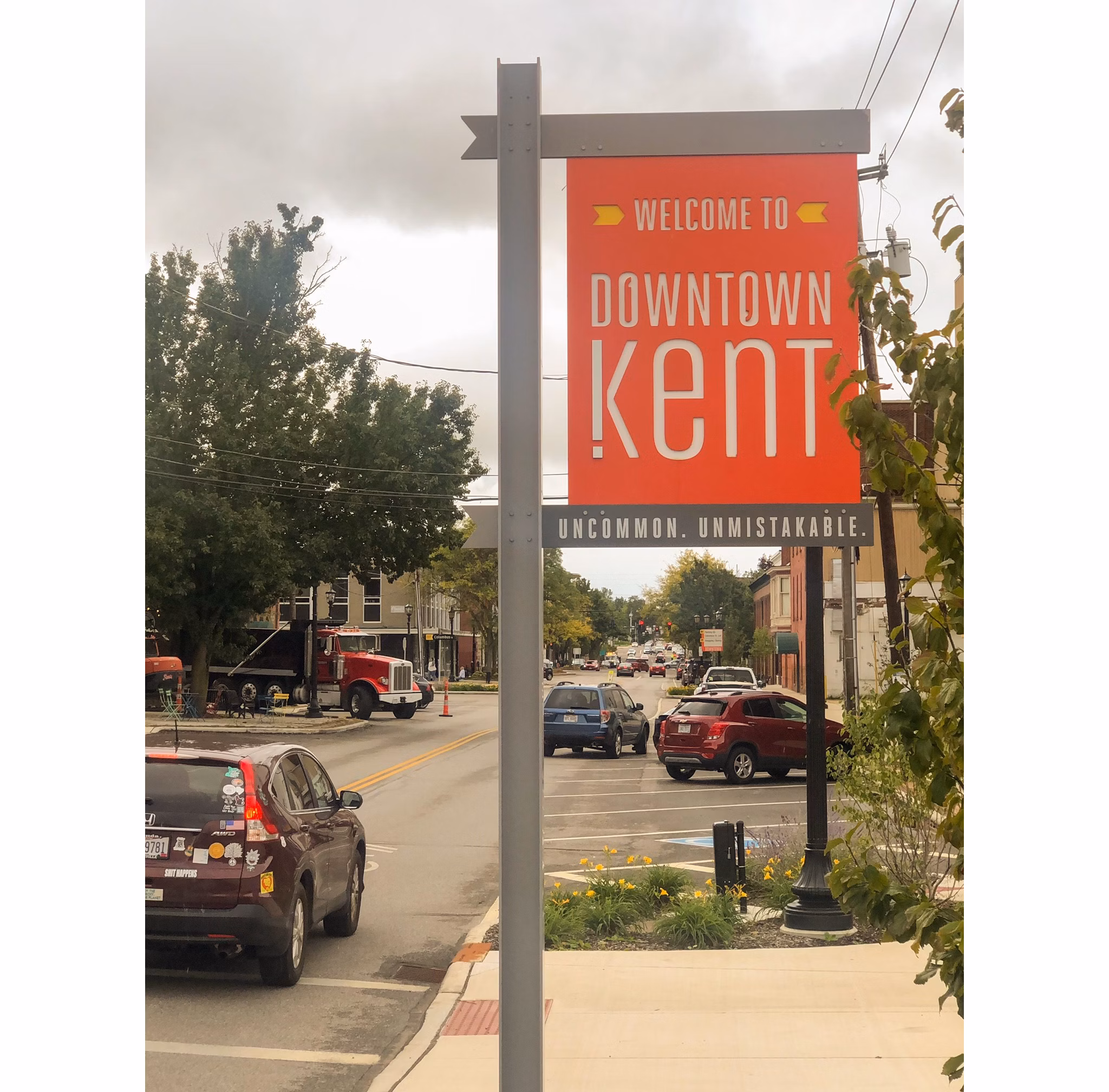 Campus Pointe Apartments: Vibrant neighborhood scene with parks and cafes, convenient living near universities