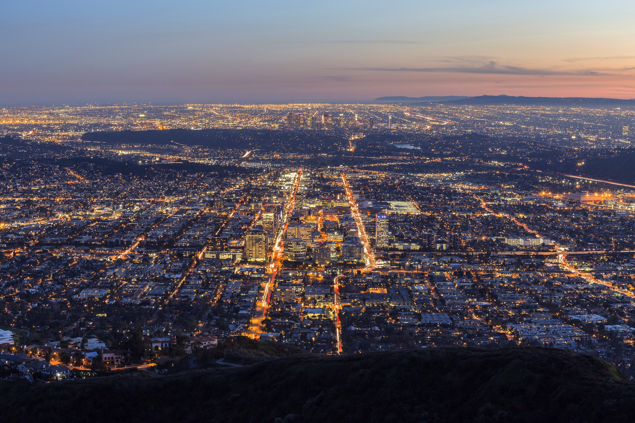 Dusk mountain view of Los Angeles and Glendale in Southern California.