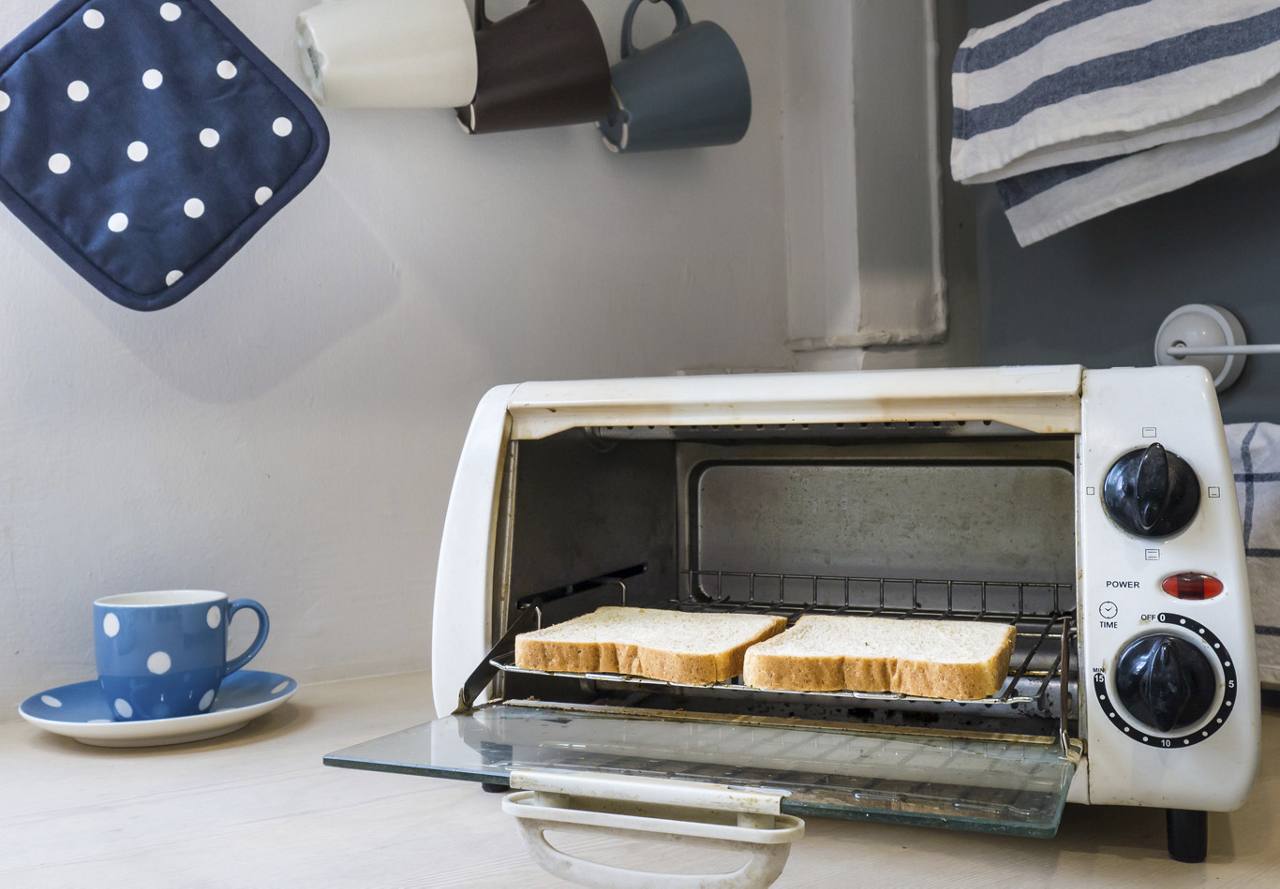 https://s7d9.scene7.com/is/image/greystarprod/blog-web-2023-may-must-have-gadgets-toaster-oven?qlt=72