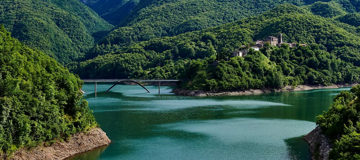Italy, Tuscany, Garfagnana valley, Vagli di Sotto village, Alpi Apuane, Apuan Alps view.