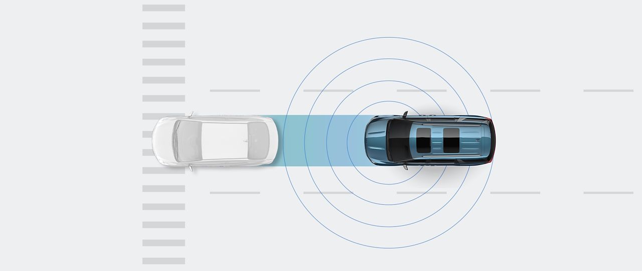 Kia vehicle in a bird's-eye view behind a generic car, with rings around it to show how the car detects a potential collision