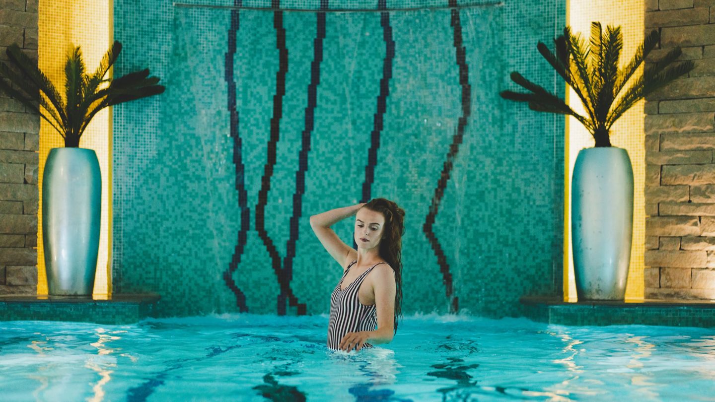 Young woman in Kohler Waters Spa pool