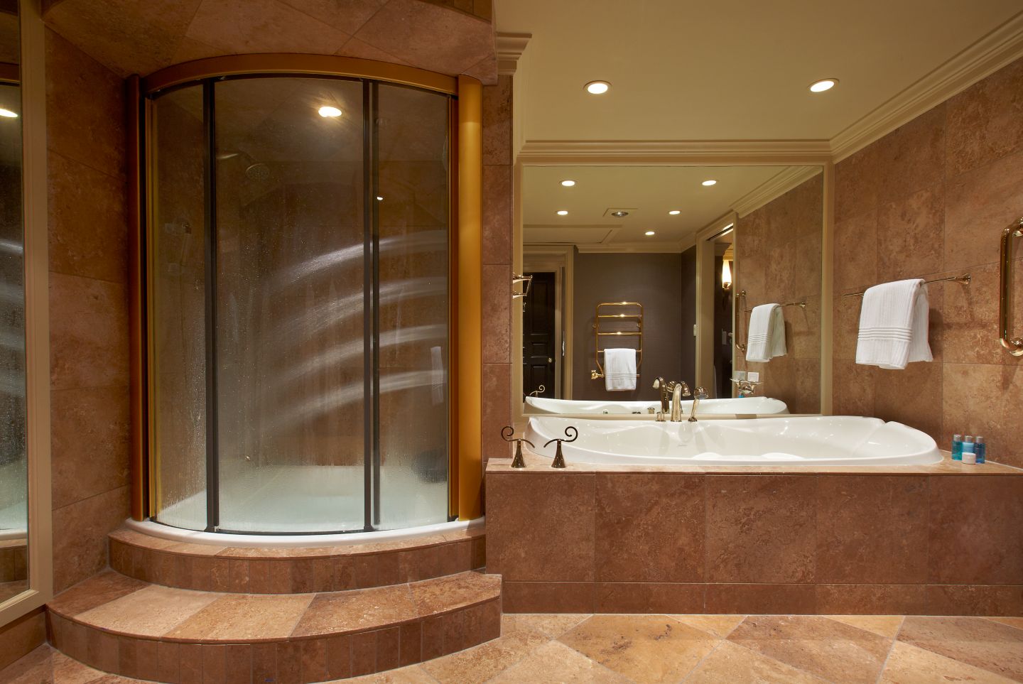 The shower and whirlpool inside the bathroom of The American Club