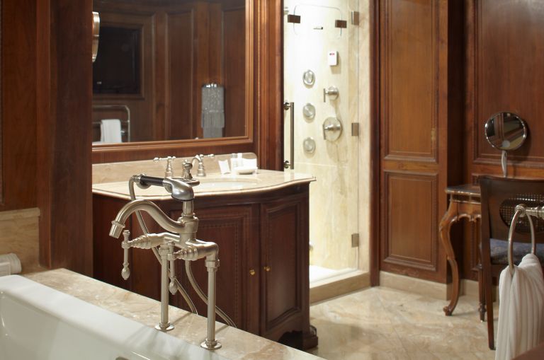 the presidential suite bathroom