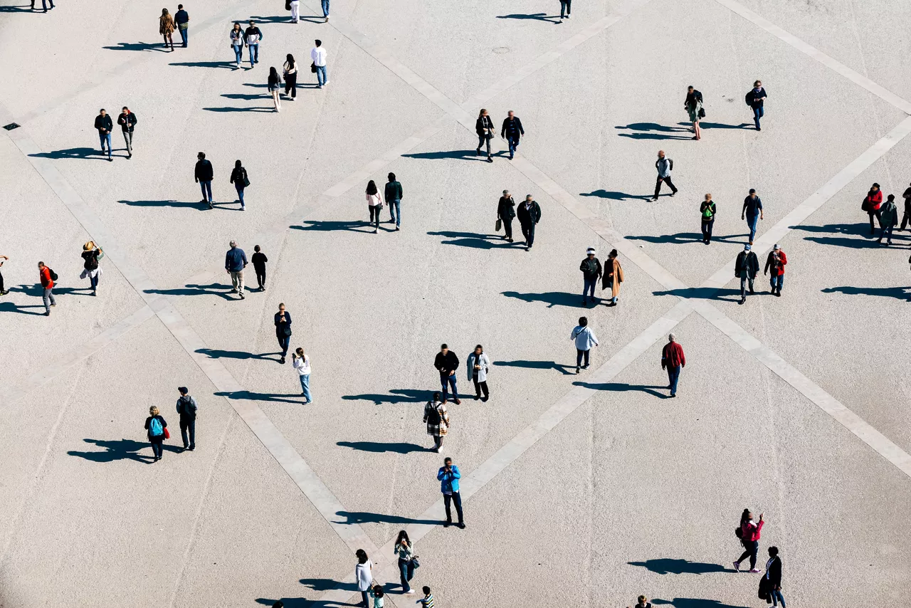 Toma aérea de una multitud