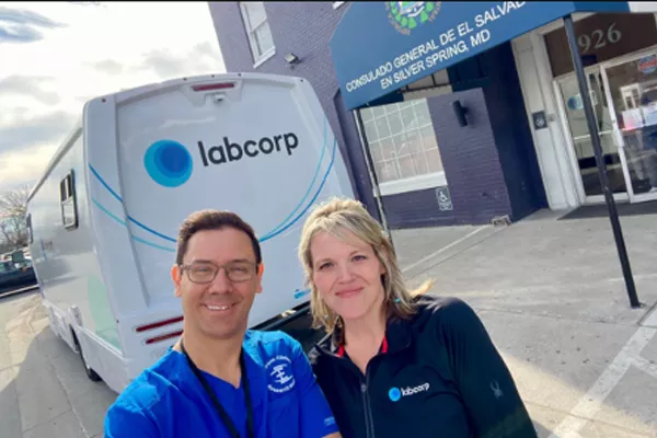  El Dr. Fabian Sandoval y un trabajador de Labcorp parados afuera de una clínica móvil de Labcorp