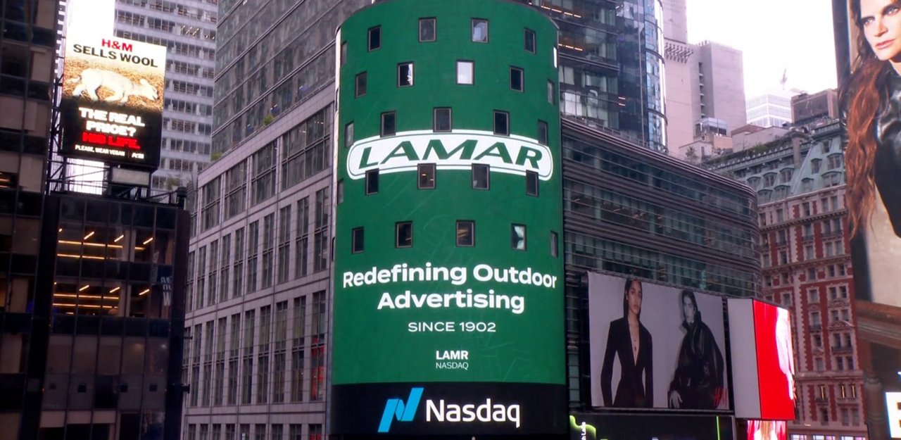 Lamar Advertising CEO Sean Reilly rings the Nasdaq opening bell in celebration of Lamar’s 30 years as a publicly traded company.