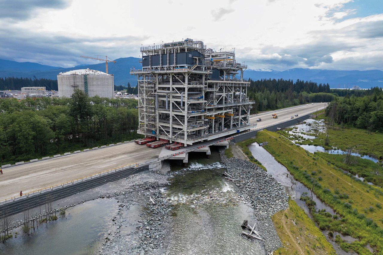 Building being built on bridge