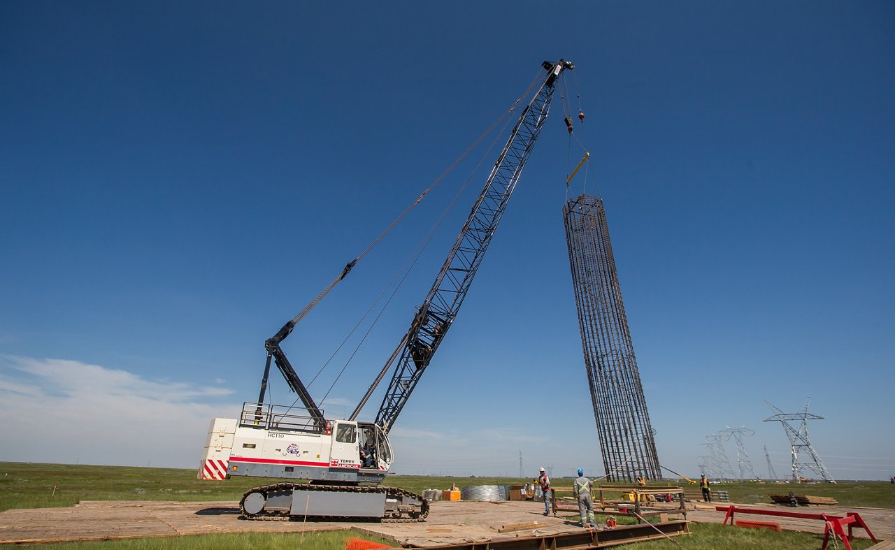 Large crane lfiting transmission tower