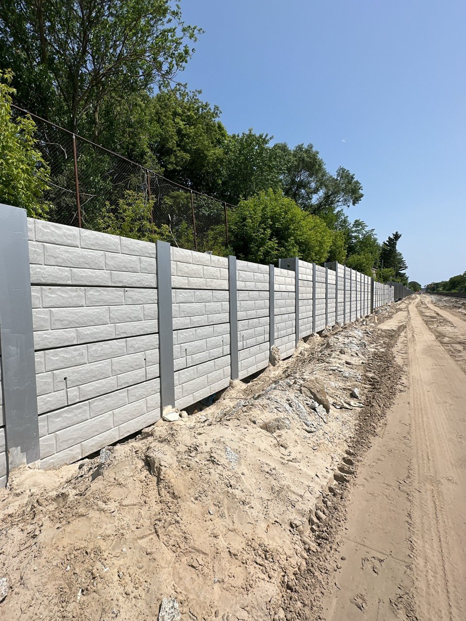 Construction of new retaining walls along the rail corridor .