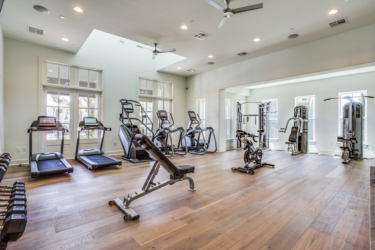 The fitness center of Edgewater apartments