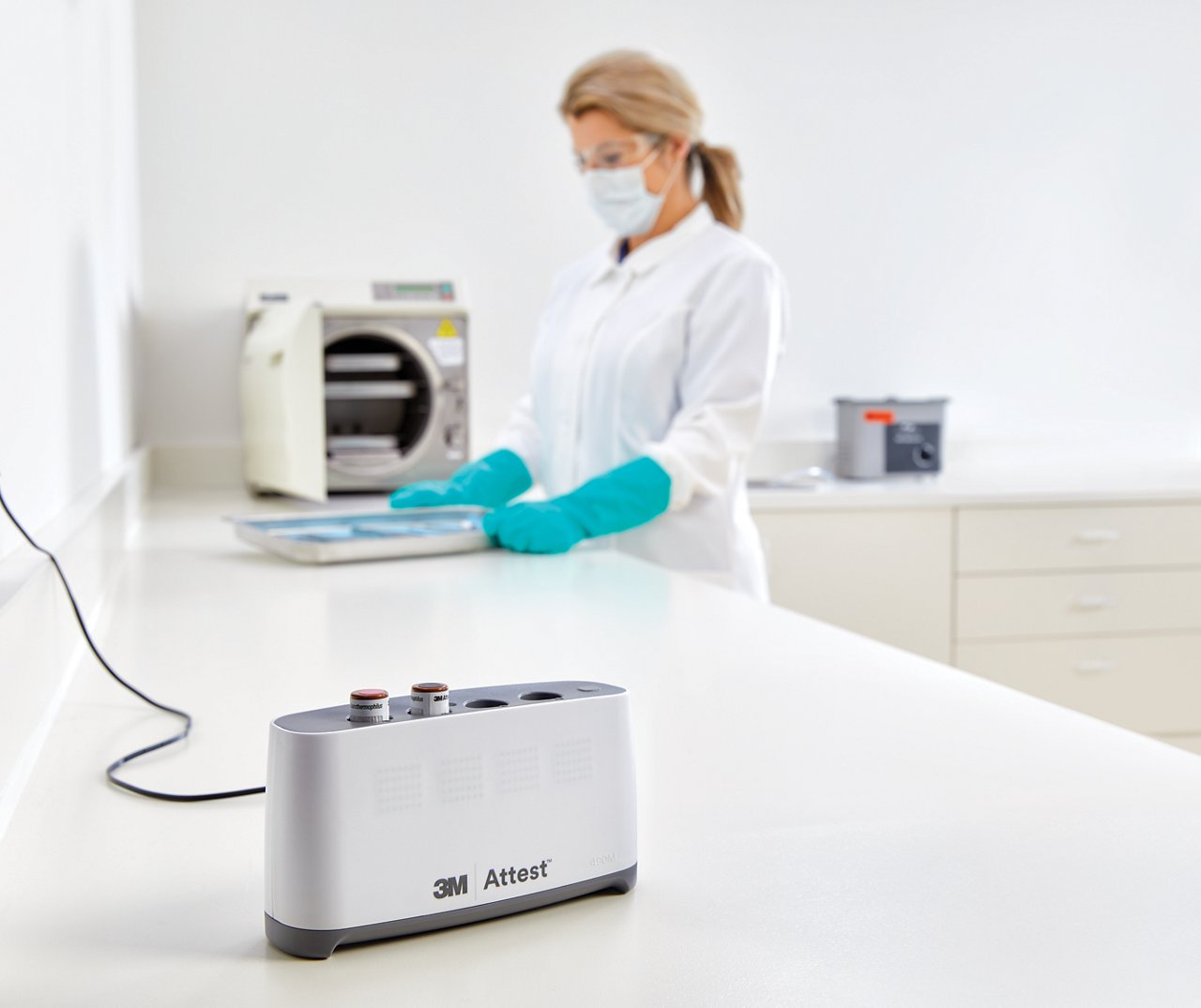 3M™ Attest™ Stoom Chemische Integratoren, Type 5 met Attest Auto-reader 490M en Attest 1492 BI_dental_countertray_angle.tif