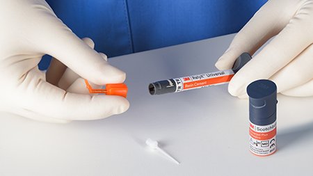 Self-sealing automix syringe