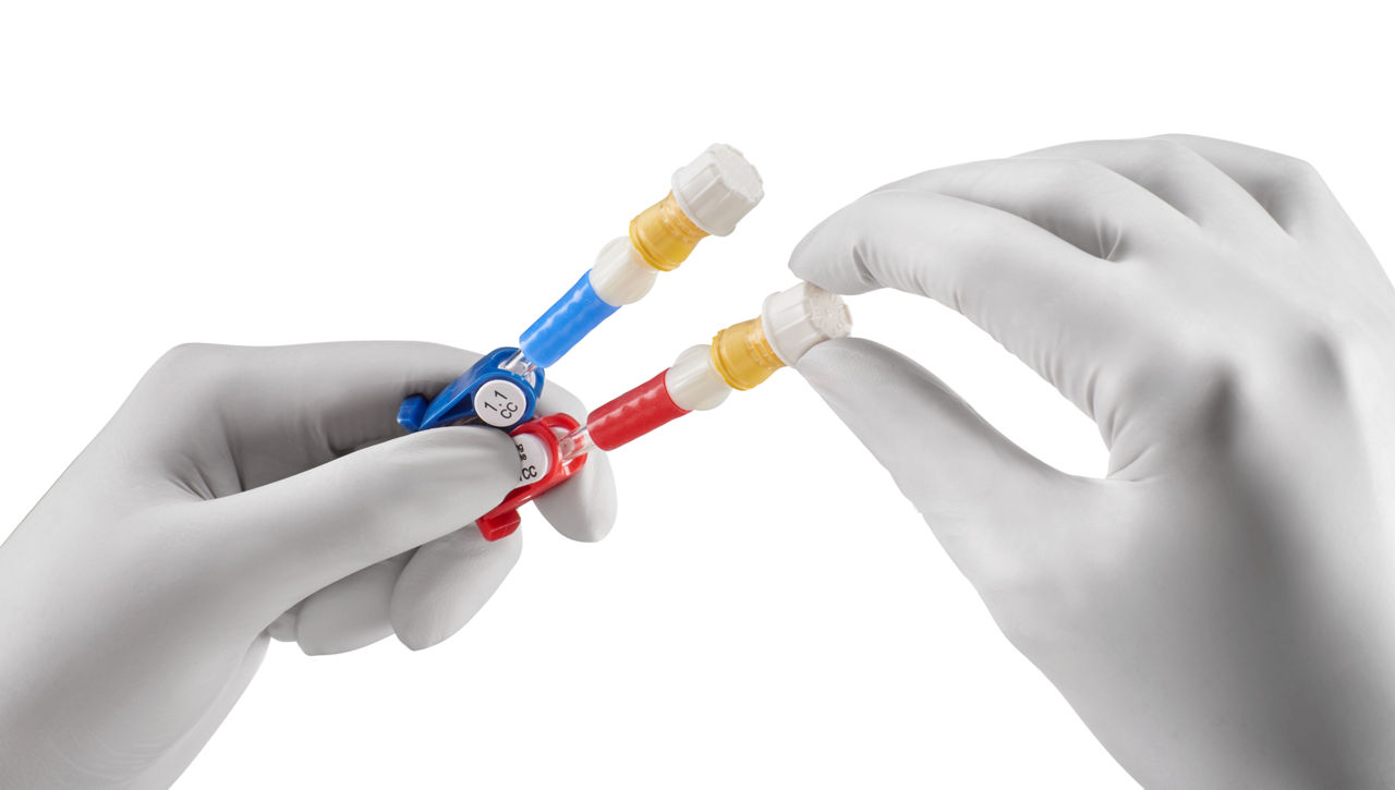 3M™ Curos™ cap for Tego® hemodialysis connectors CTG1-270 - applying