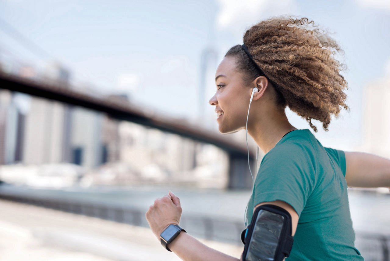 商务女性观看自信的商务男士经过