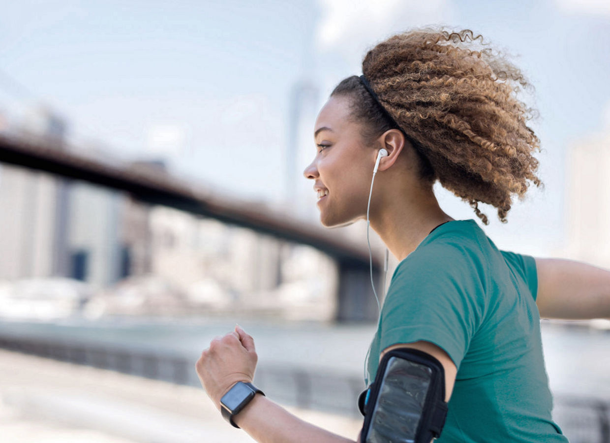 여성 사업가들이 자신감 넘치는 남성 사업가를 지켜보고 있는 모습