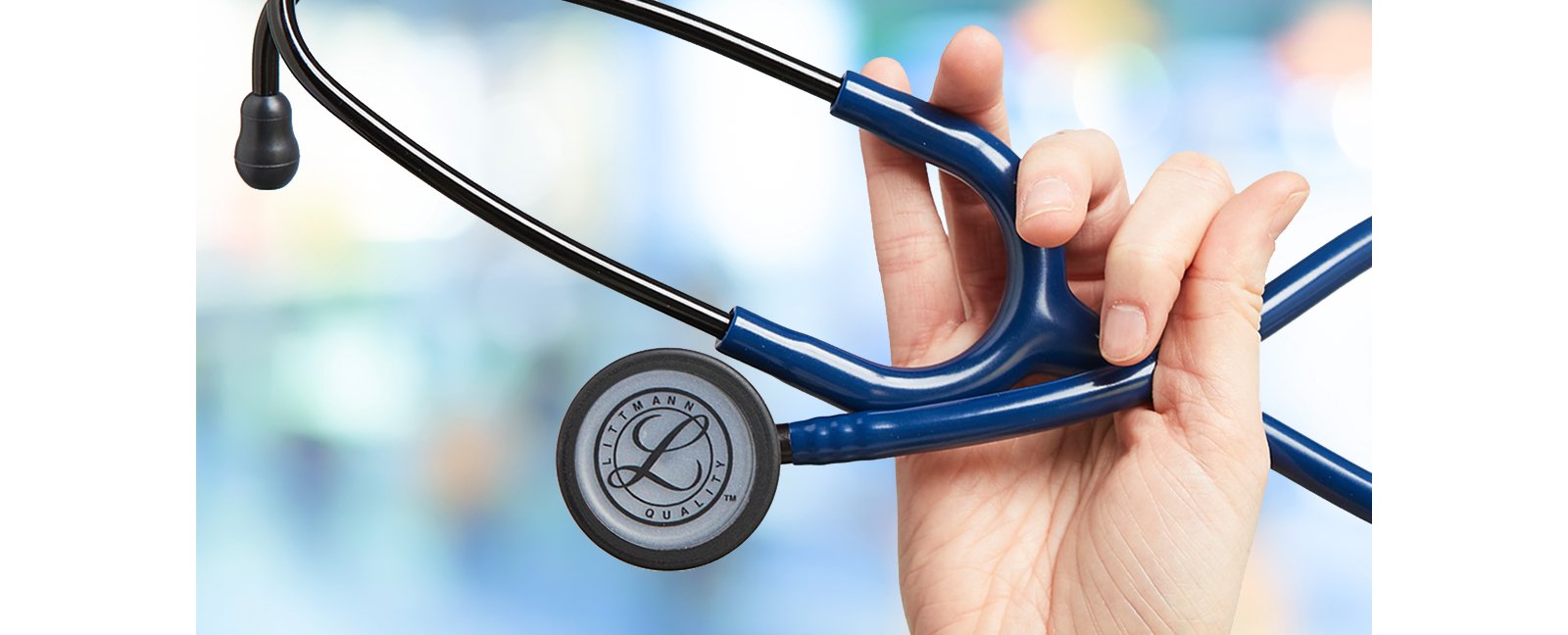 Fichier d'art pour la campagne de reconnaissance de la récupération COVID de 3M™ Littmann® avec une photo mettant en vedette le stéthoscope Classic III 6202 dans la main d'un clinicien. Fichier JPG