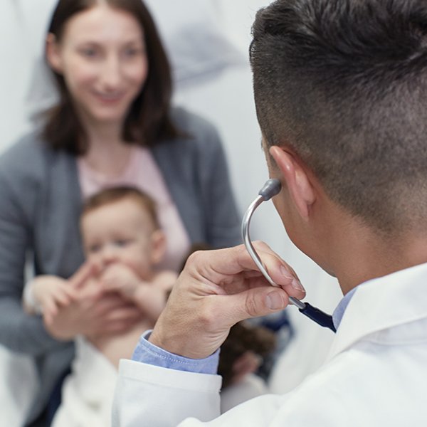 Imagem de introdução de conteúdo 3M™ Littmann® Classic III Amazon A+ com imagem de estilo de vida do médico, criança e pai, 300x300 px