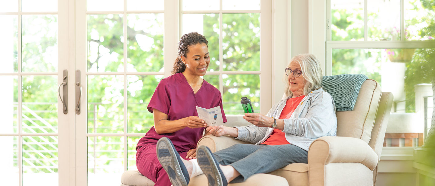 Patient learning how the 3M™ Snap™ Therapy System works, US_70-2013-1470-8, 70-2013-1470-8