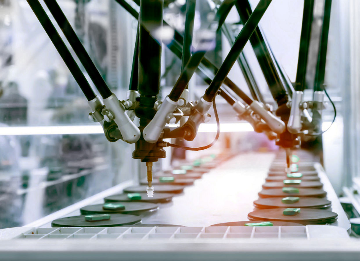 Unidade de sucção pneumática robótica em máquina industrial, automação de produção em fábrica de ar comprimido