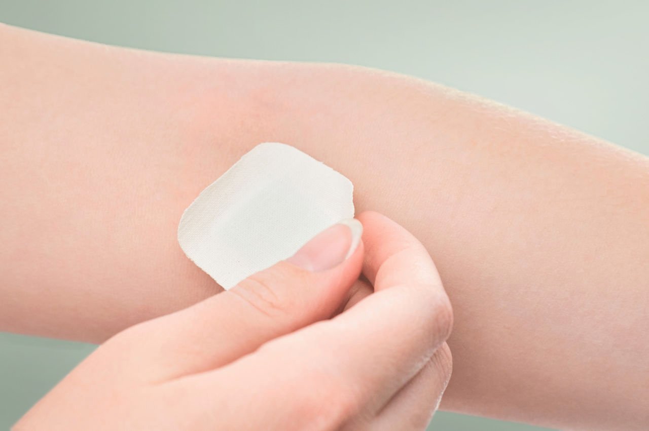 소녀가 정맥에서 채혈한 후 팔꿈치에 패치를 붙입니다. 병원, 실험실, 기부 지원을 위한 개념