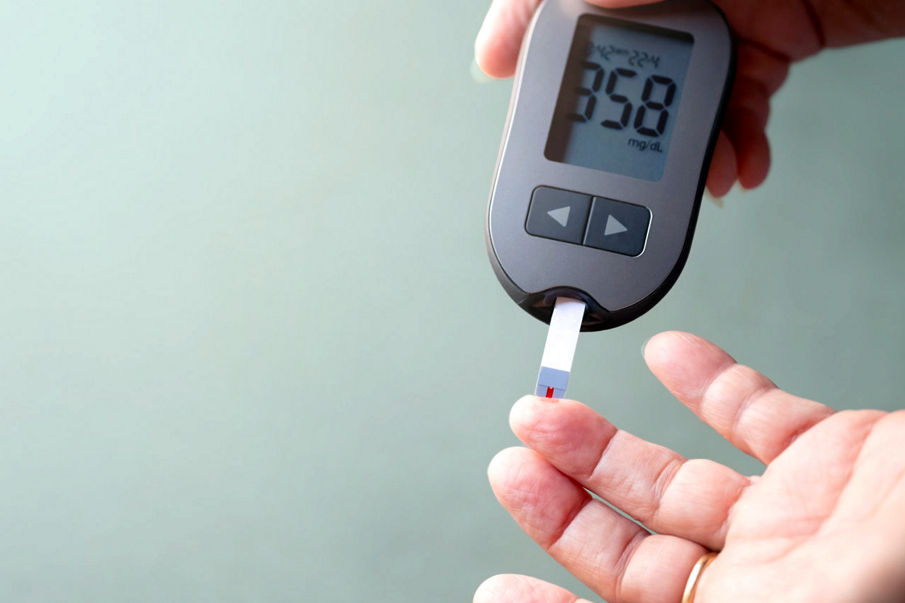 老年妇女检查血糖含量。高血糖水平