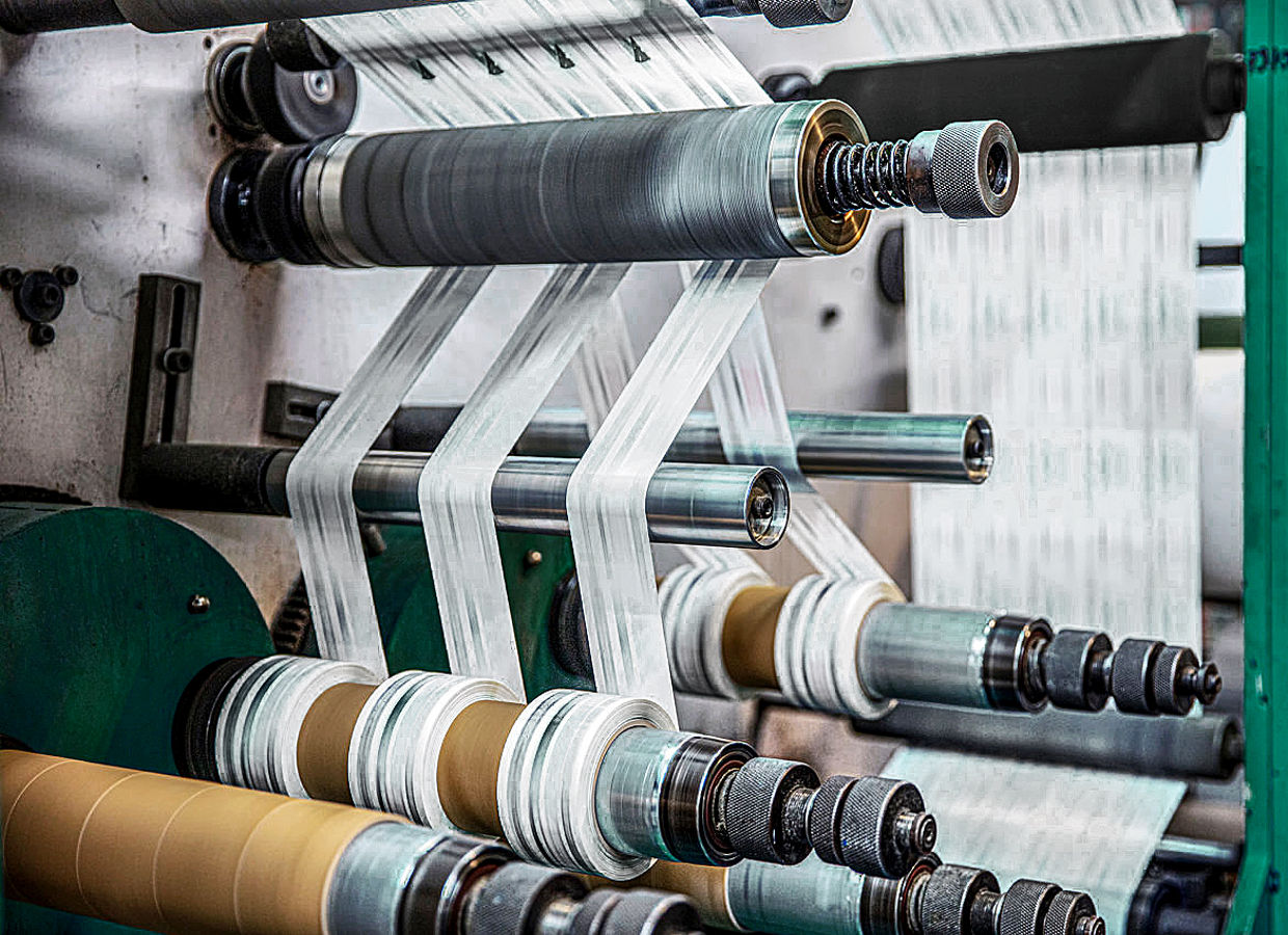 เครื่องตัดแบบหมุนพร้อมระบบใบมีดตัด การผลิตเทปกาวใช้ในท่อ การผลิตเทปบรรจุภัณฑ์ เครื่องจักรสมัยใหม่สำหรับสายการบรรจุภัณฑ์ในโรงงาน อุตสาหกรรม และคอนเซ็ปต์เทคโนโลยี