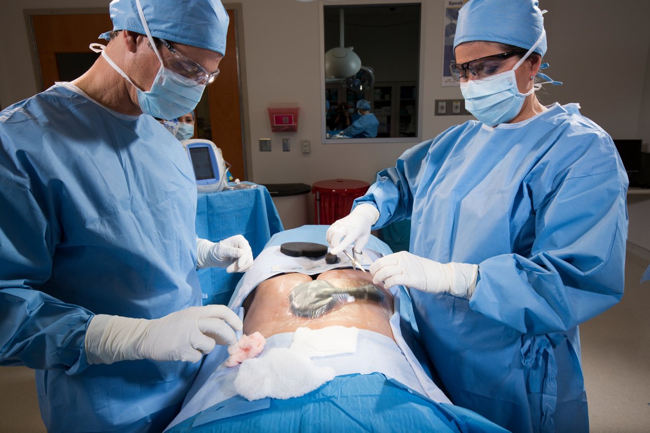 V.A.C. VERAFLO CLEANSE™ Dressing, OR Room, Operating Room, surgeons, back surgery, application image, rgb, jpeg, PRA-PM-US-03036, PRA-PM-AU-00297, PRA-PM-ALL-00561