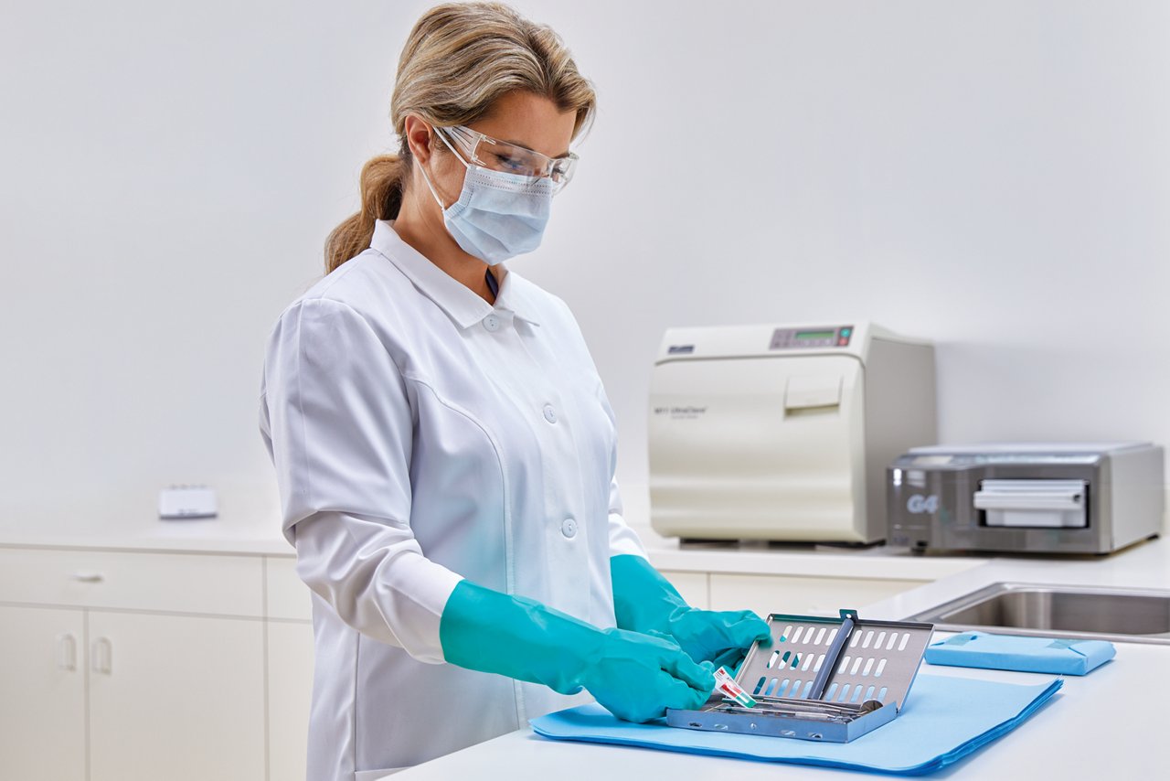Attest™ Rapid Readout Biological Indicator System for steam sterilization with Attest biological indicators 1492 and Attest Auto-reader 490M - 1800x1200.