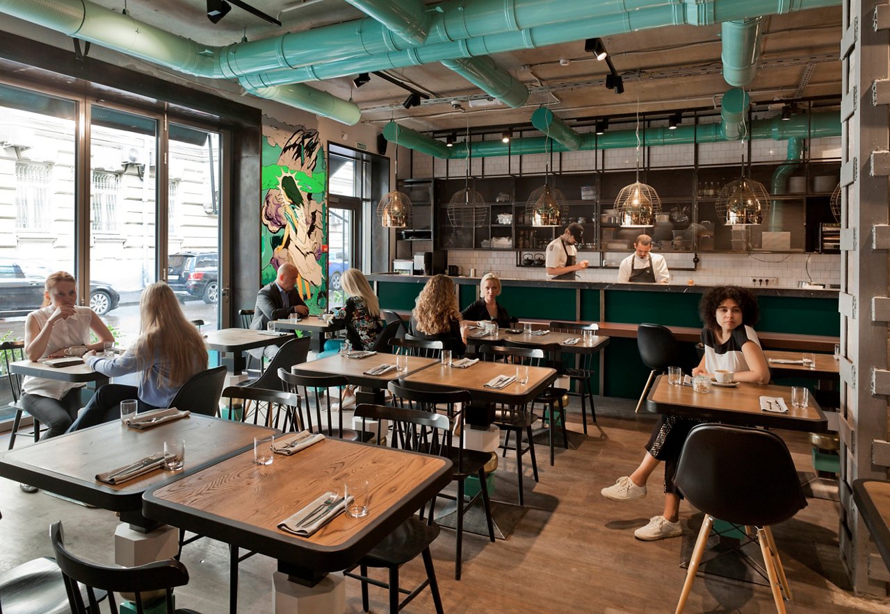 Et nytt kafé fullt av besøkende