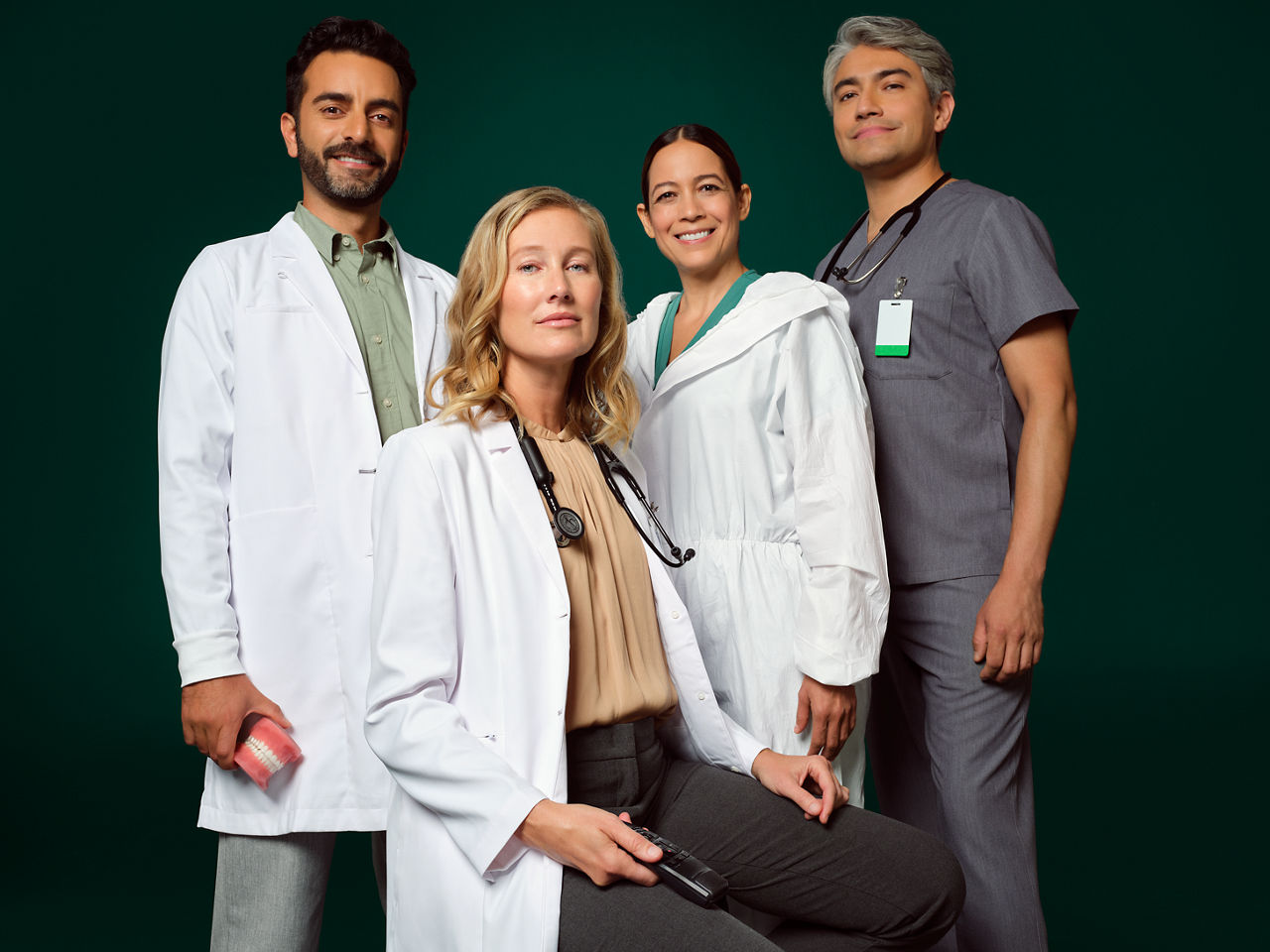 Um médico, um ortodontista, um operário de manufatura e um enfermeiro.