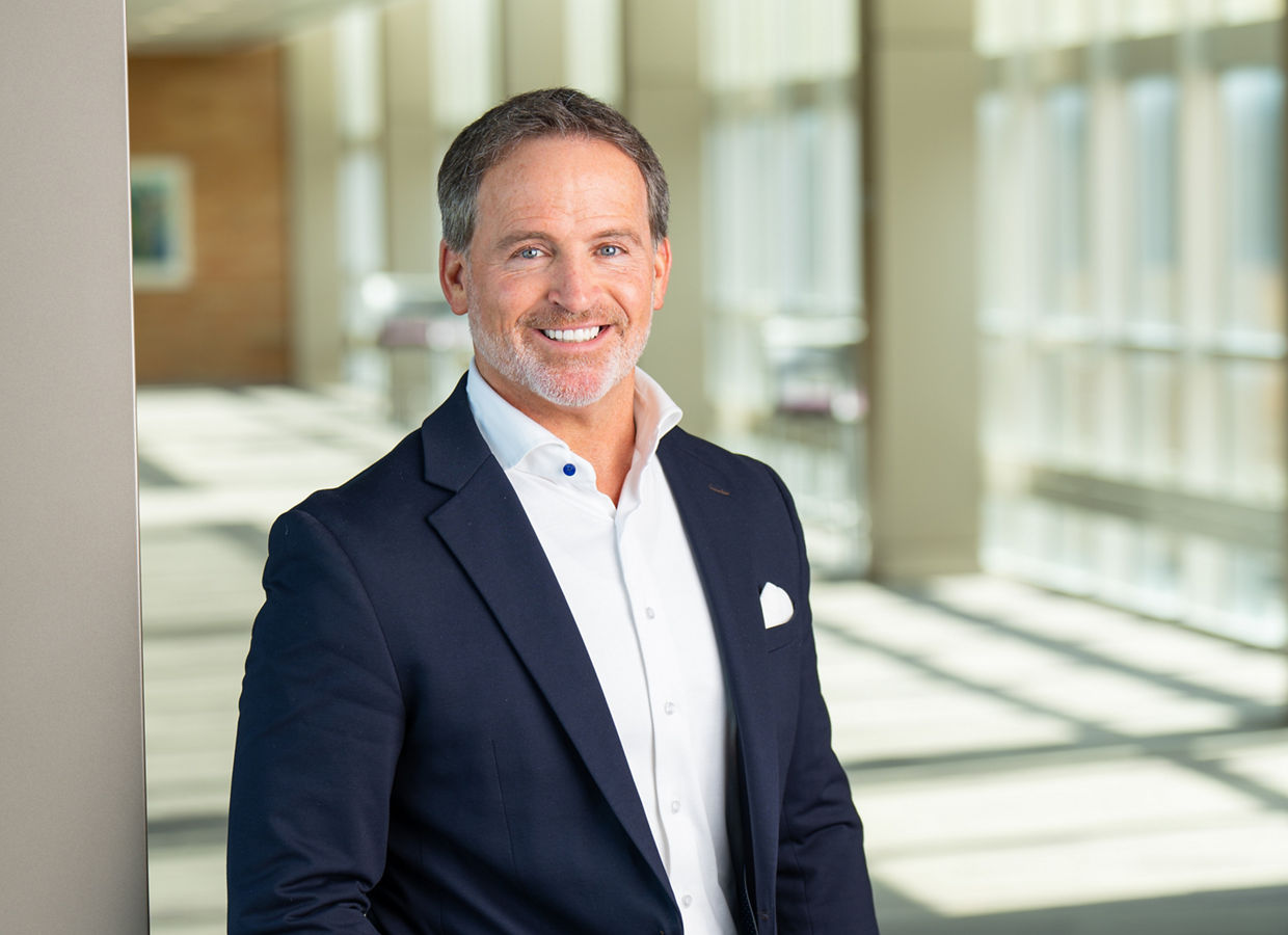 Dies ist ein Porträtfoto von Bryan Hanson, Chief Executive Officer, Solventum Leitung, Umgebung 02, RGB, JPG