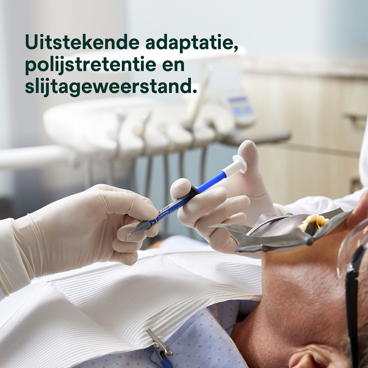 4- Filtek Supreme Flowable Syringe: Uitstekende adaptatie, polijstretentie en slijtageweerstand.