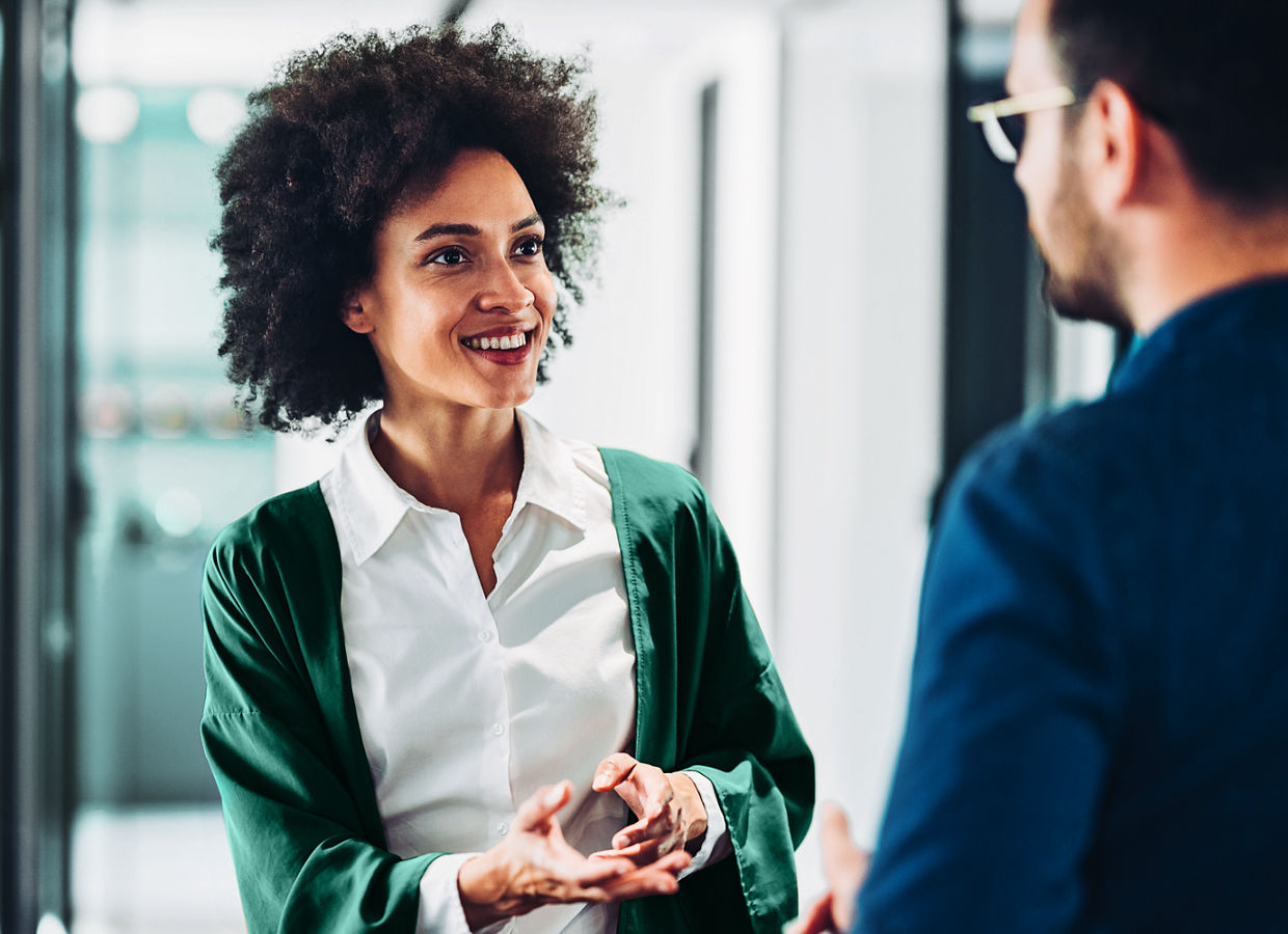 Una donna e un uomo che discutono in un ufficio.