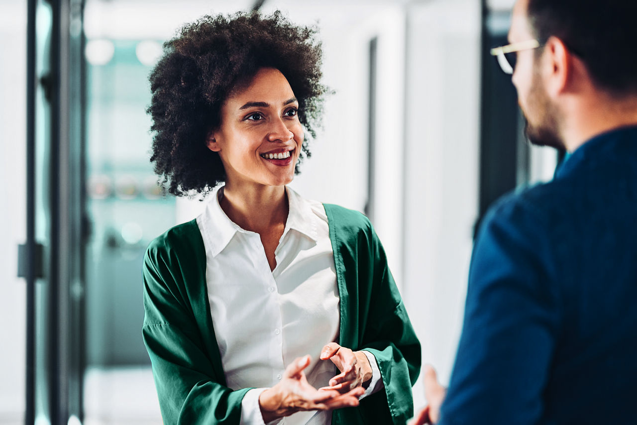 Una donna e un uomo che discutono in un ufficio.