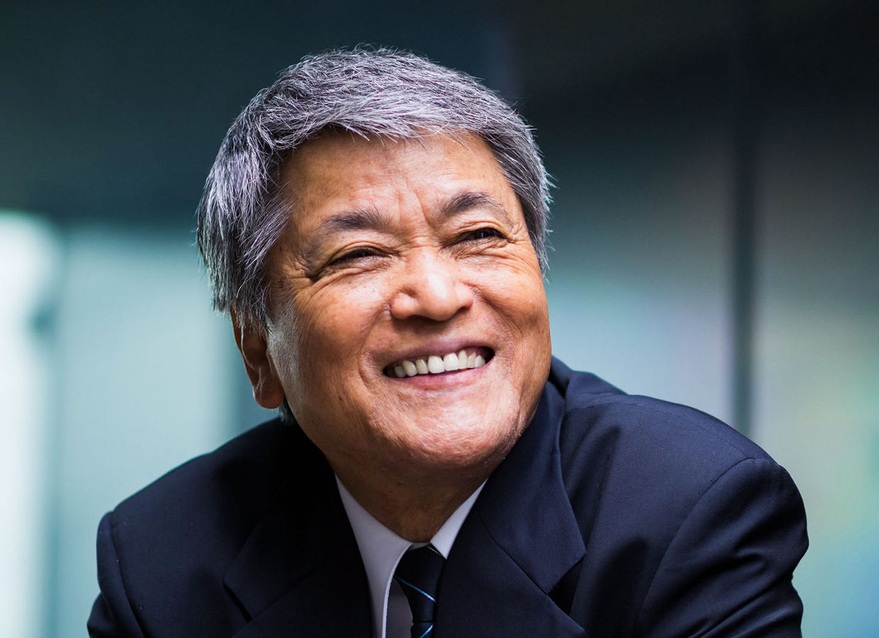 Hai chuyên gia kinh doanh đang tương tác trong một văn phòng.