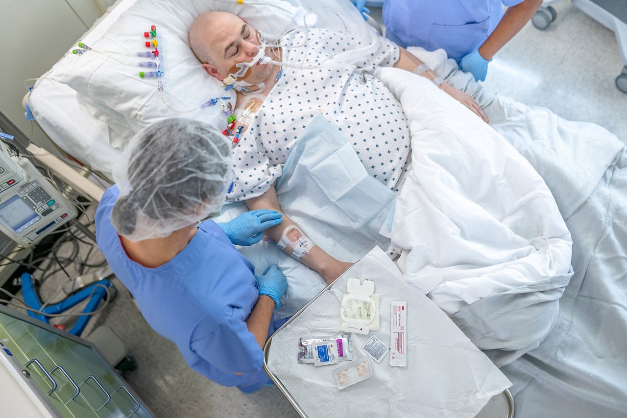 Overhead view of intubated Intensivavdeling patient, 3985