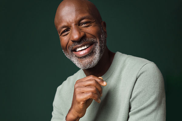 ผู้ชายนั่งยิ้ม