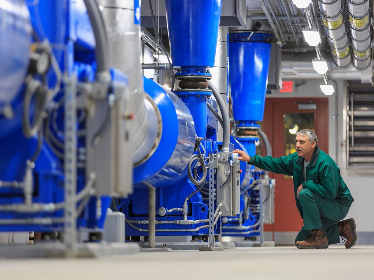 センサーを監視しているエンジニア