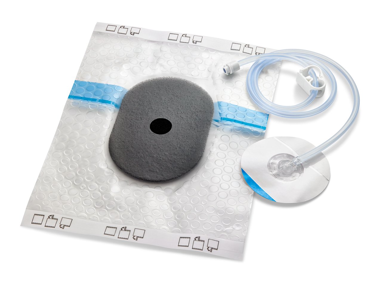 3M V.A.C. Peel and Placeドレッシング画像、中サイズ、ライナー付き、SensaT.R.A.C.パッド付き正面図。