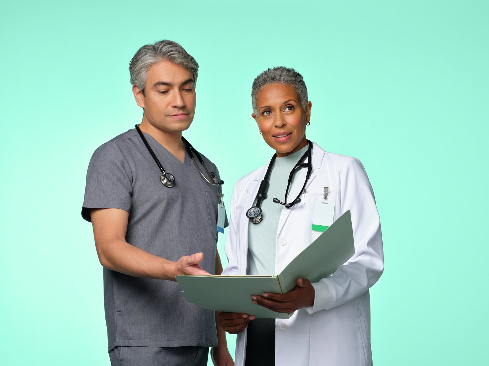 Doktor och sjuksköterska diskuterar en patientjournal.