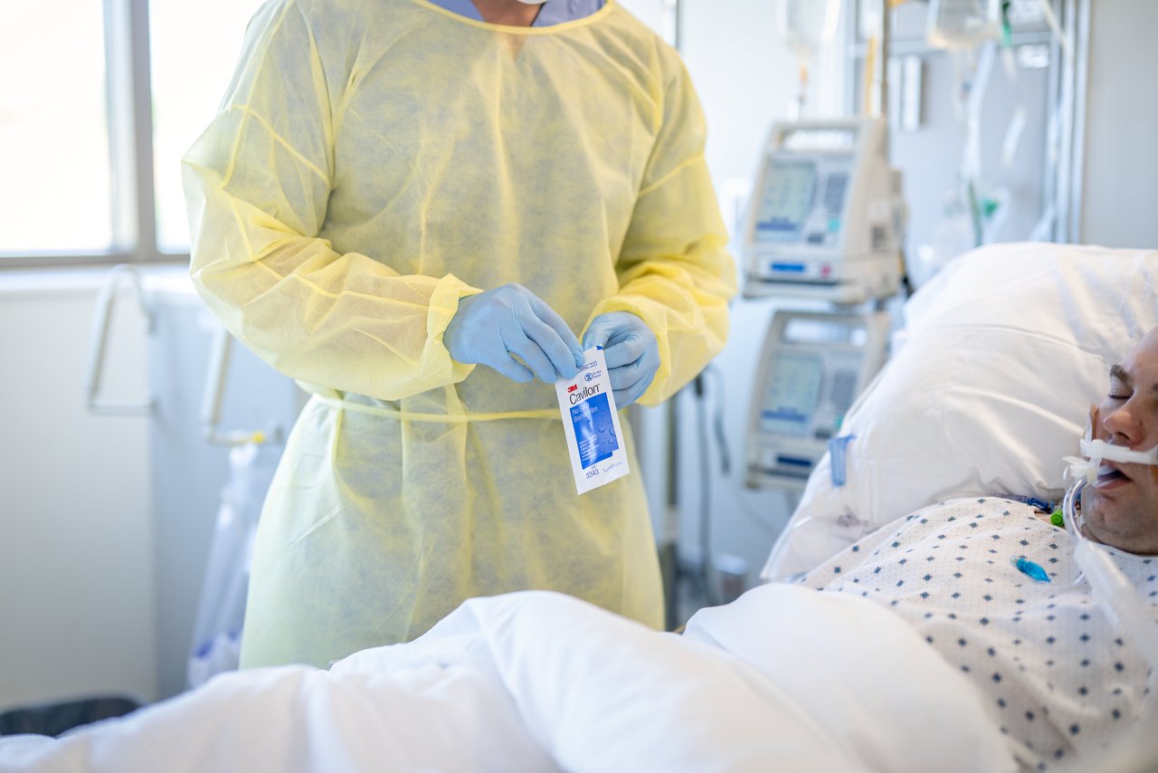 A clinician in isolation protocol opens a package of Cavilon, US_70-2010-8229-7, 70-2010-8229-7