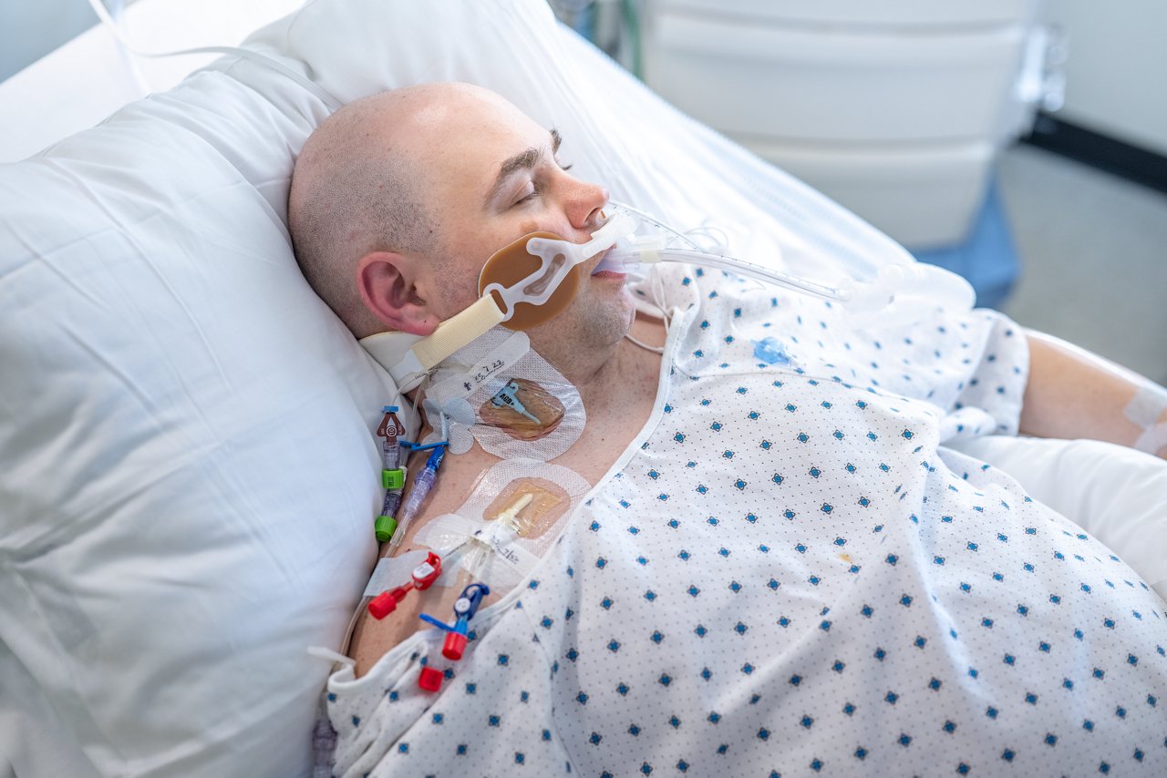 Intubierter Patient mit Tegaderm 1657 an zwei Stellen appliziert