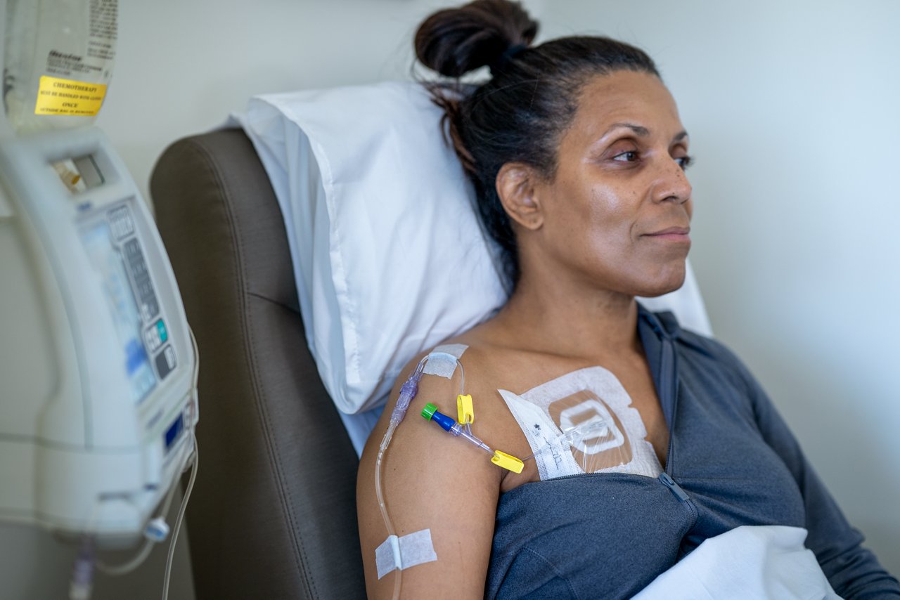 항암 치료를 받고 있는 환자가 포트 위에 Tegaderm 1665를 붙이고 앞을 바라보고 있음