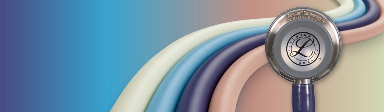 Bannière web Littmann Satin Finish hero avec les nouveaux stéthoscopes Cardiology IV 6186C et 6187C et les stéthoscopes Classic III 5910C et 5912C avec nouvelle tubulure satinée, 1440x420 sans texte
