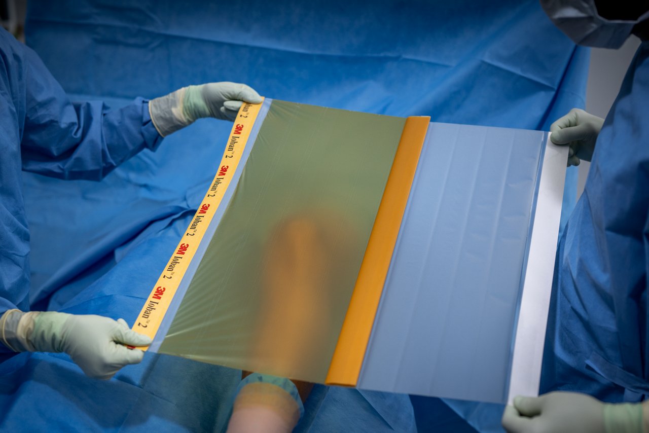Stretchtuch über dem Knie des Patienten, 3M™ Ioban™ 2 Antimikrobielles Einschnitttuch in Gebrauch Bild - Vorbereitung von Patienten auf eine Operation - Knie 2 - Sept 2022, Produktanwendungsbild, rgb, tif