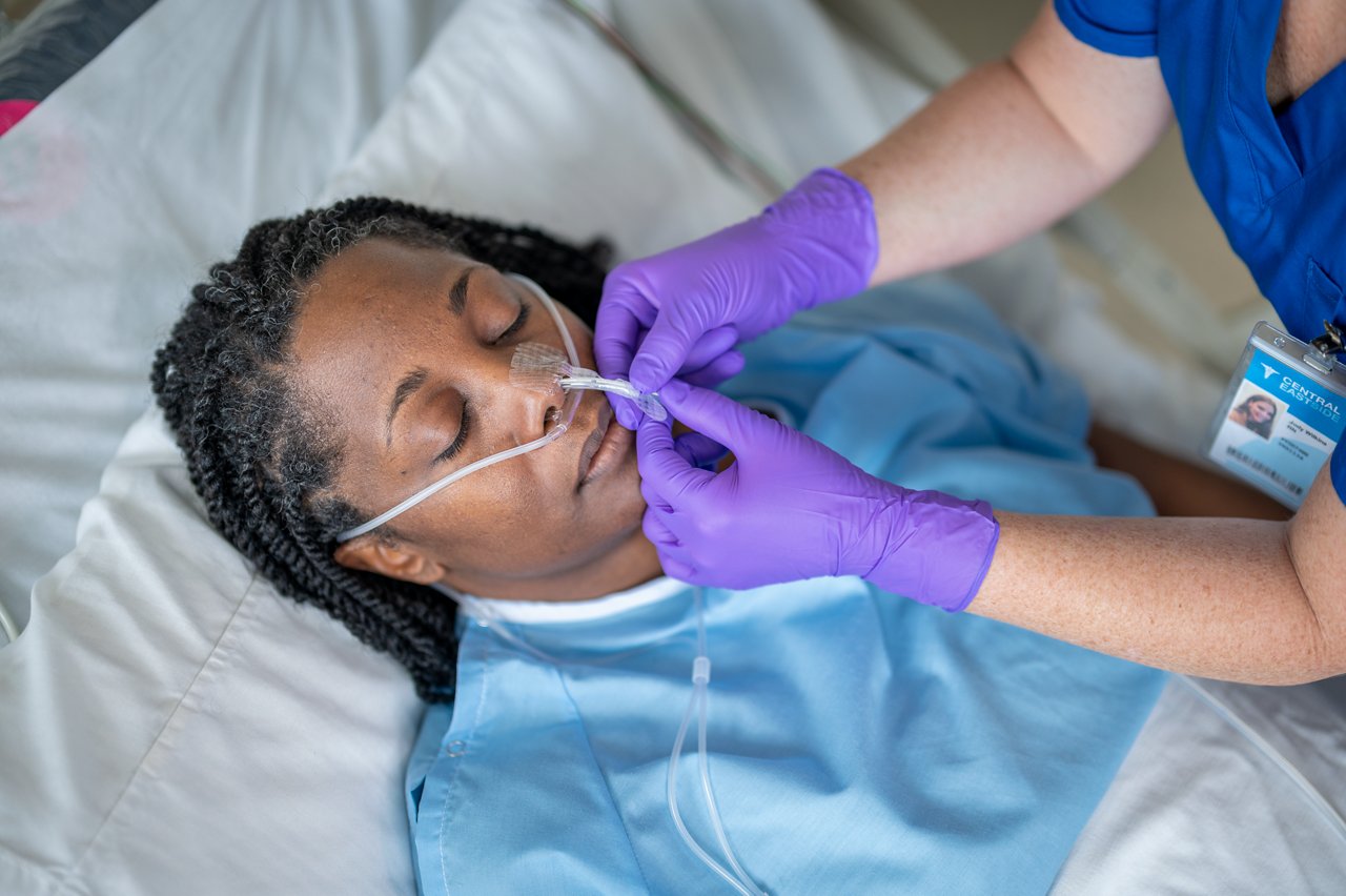 Clinicus die NG-buisbuisbeveiligingsapparaat beveiligt - 15915 - GBL - TIF-bestand