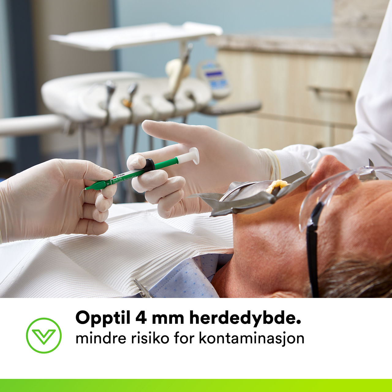 (4) 3M™ Filtek™ Bulk Fill Flowable restaureringssprøyte: Opptil 4 mm herdedybde
