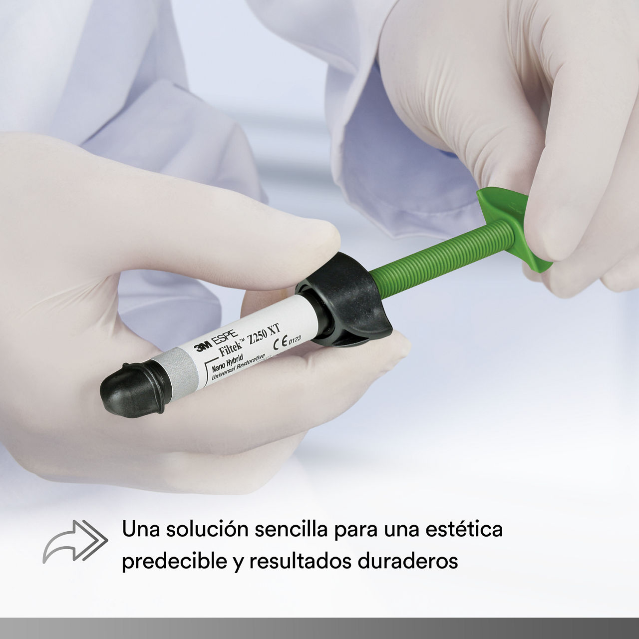 (1) Filtek Z250 XT Nano Hybrid, jeringa: Una solución sencilla