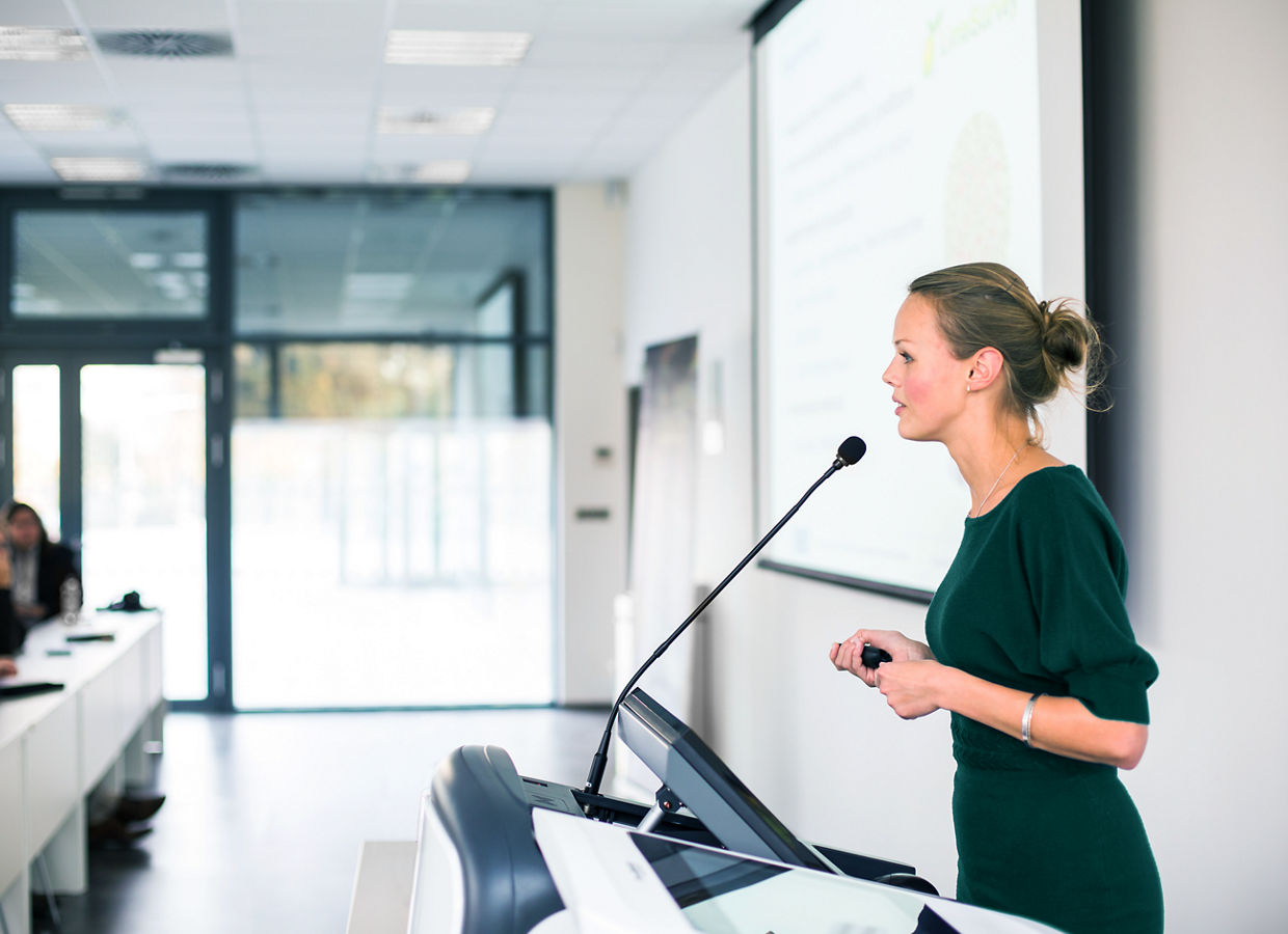 一位讲师在教室环境中进行讲解。